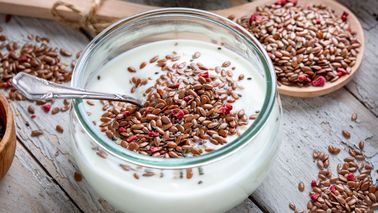 Naturjoghurt und Leinsamen - Ballaststoffe fördern eine weiche Stuhlkonsistenz und gelten als Hausmittel gegen Hämorrhoiden.