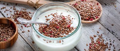 Naturjoghurt und Leinsamen - Ballaststoffe fördern eine weiche Stuhlkonsistenz und gelten als Hausmittel gegen Hämorrhoiden.