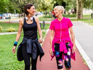 Zwei Frauen beim Spazierengehen – Bewegung zur Stärkung des Kreislaufsystems