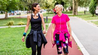 Zwei Frauen beim Spazierengehen – Bewegung zur Stärkung des Kreislaufsystems