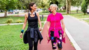 Zwei Frauen beim Spazierengehen – Bewegung zur Stärkung des Kreislaufsystems