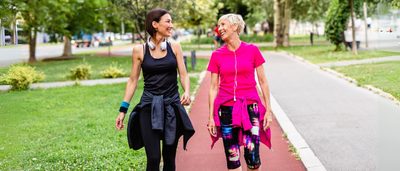 Zwei Frauen beim Spazierengehen – Bewegung zur Stärkung des Kreislaufsystems