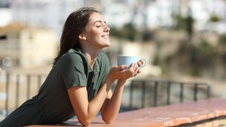 Frau genießt die wohltuende Wärme der Sonne zur Entspannung von Muskeln