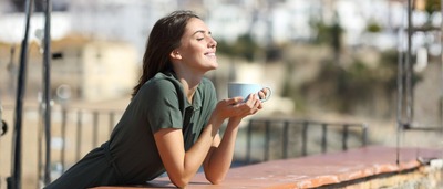 Frau genießt die wohltuende Wärme der Sonne zur Entspannung von Muskeln