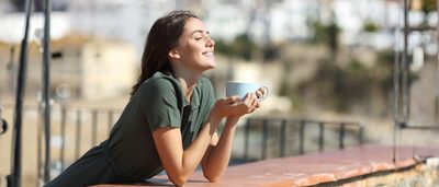 Frau genießt die wohltuende Wärme der Sonne zur Entspannung von Muskeln