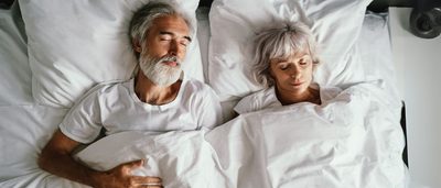 Älteres Paar liegt schlafend im Bett