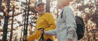 Bewegung in der Natur – ein älteres Paar beim Wandern als Symbol für Aktivität trotz Schwindel