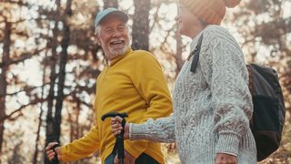 Bewegung in der Natur – ein älteres Paar beim Wandern als Symbol für Aktivität trotz Schwindel