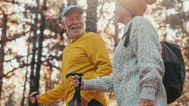 Bewegung in der Natur – ein älteres Paar beim Wandern als Symbol für Aktivität trotz Schwindel