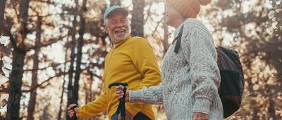 Bewegung in der Natur – ein älteres Paar beim Wandern als Symbol für Aktivität trotz Schwindel