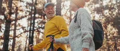 Bewegung in der Natur – ein älteres Paar beim Wandern als Symbol für Aktivität trotz Schwindel