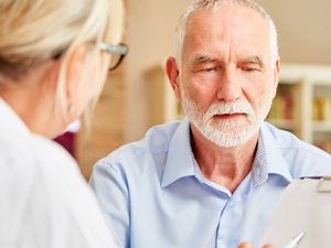 Beratungsgespräch zur Polymedikation - Medikationsanalyse in der Apotheke