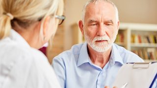 Beratungsgespräch zur Polymedikation - Medikationsanalyse in der Apotheke