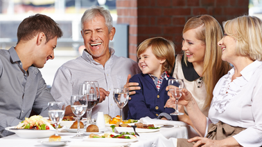 Familie beim entspannten Essen im Restaurant – Schwindelfreie Restaurantbesuche
