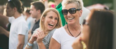 Zwei Frauen in Menschenmengen – ohne Schwindel auf dem Konzert.