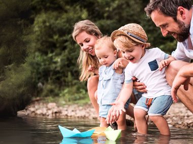 Familie verbringt eine schöne Zeit im Freien