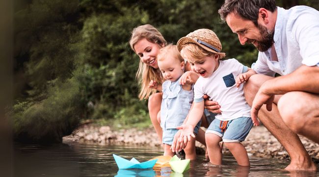 Familie verbringt eine schöne Zeit im Freien