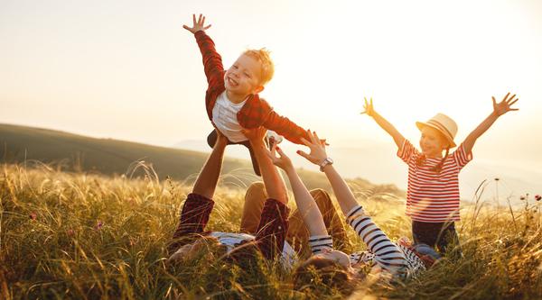 Familie verbringt eine schöne Zeit im Freien
