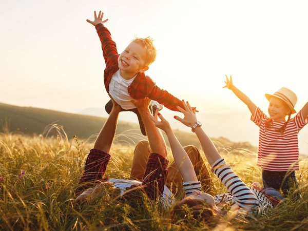 Familie verbringt gemeinsame Zeit im Freien für die Kindergesundheit.