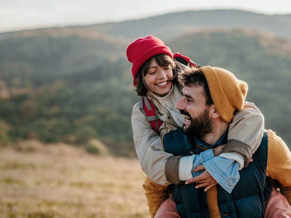 Junges Paar in Herbstkleidung in der Natur als Symbol für Erkältungszeit.