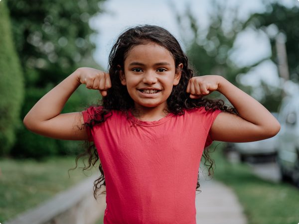 Junges Mädchen in Muskelpose