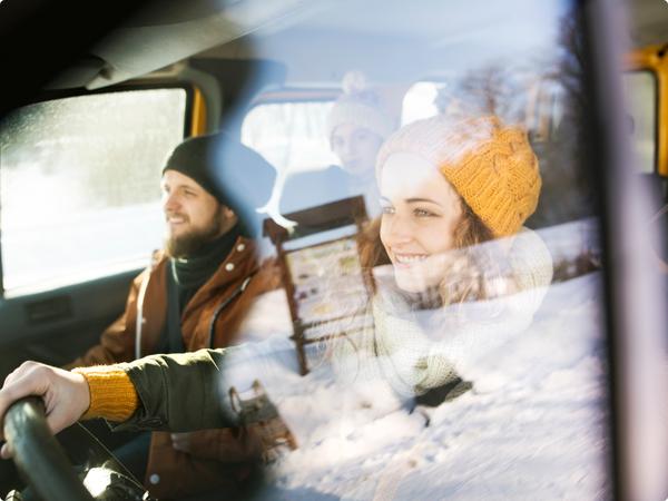 Gruppe junger Menschen mit Winterkleidung im Auto