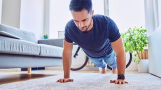 Mann in Liegestützposition.