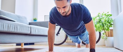 Mann in Liegestützposition.