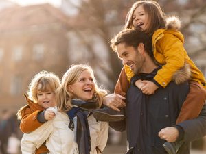 Glückliche Familie draußen im Herbst.