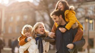 Glückliche Familie draußen im Herbst.