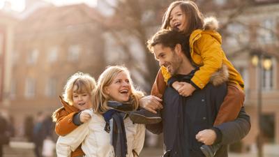 Glückliche Familie draußen im Herbst.