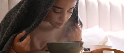 Frau ist krank und inhaliert.