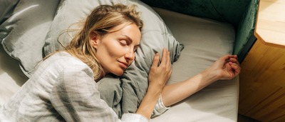 Frau liegt im Bett und schläft.