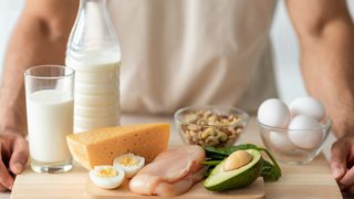 Eiweißreiche Lebensmittel wie Eier, Milch, Käse und Fleisch.