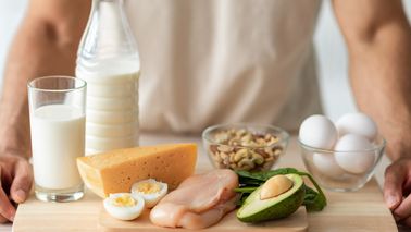 Eiweißreiche Lebensmittel wie Eier, Milch, Käse und Fleisch.