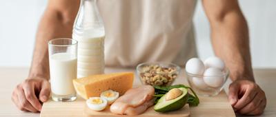 Eiweißreiche Lebensmittel wie Eier, Milch, Käse und Fleisch.