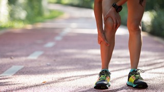 Frau hat Knieschmerzen nach dem Joggen