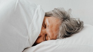 Ältere Frau beim Schlafen