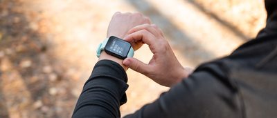 Mann guckt auf seinen Fitnesstracker