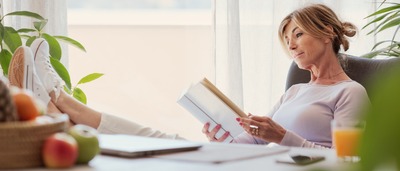 Frau macht Digital Detox und liest ein Buch.