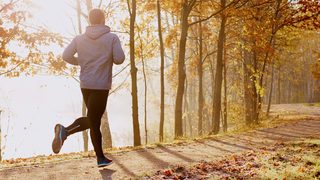 Mann joggt durch die Natur.