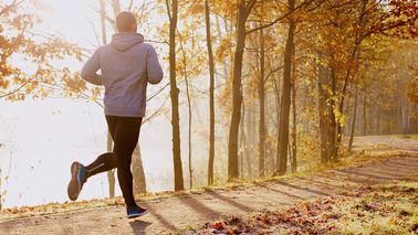 Mann joggt durch die Natur.