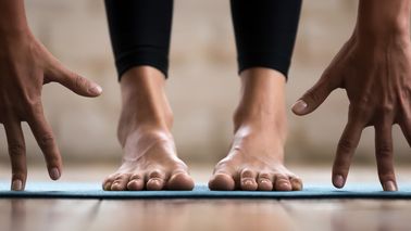 Frau macht  Beweglichkeitstraining auf einer Gymnastikmatte.