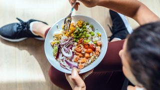 Frau isst nach dem Sport.