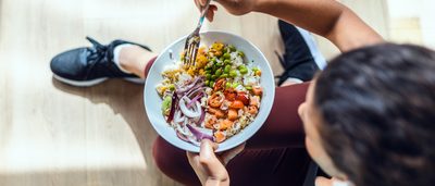 Frau isst nach dem Sport.