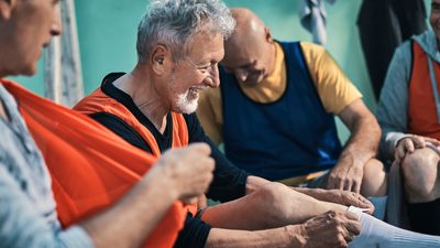 Ältere Männer in der Umkleide nach dem Sport – Symbol für gelenkschonende Aktivität.