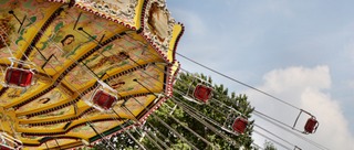 Ein schnell drehendes Kettenkaruessell