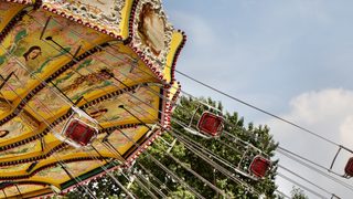 Ein schnell drehendes Kettenkaruessell