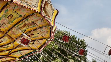 Ein schnell drehendes Kettenkaruessell