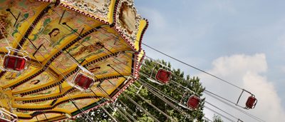 Ein schnell drehendes Kettenkaruessell